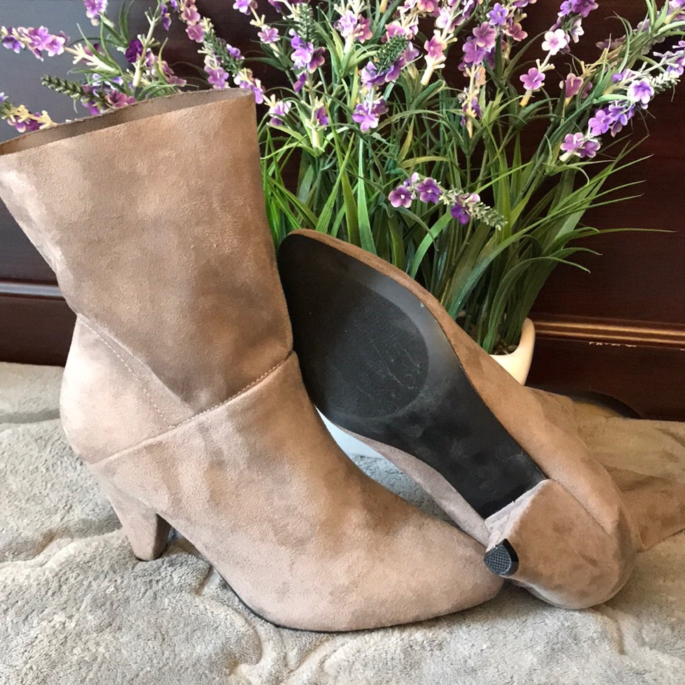 NEW Beautiful Suede Boots 👢 - Picture 4 of 7